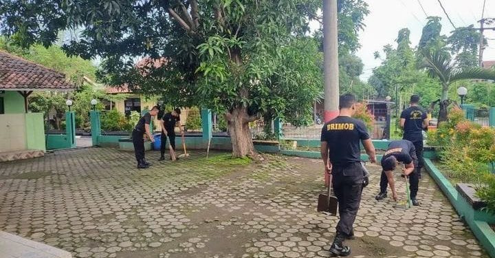 Ciptakan Lingkungan Bersih dan Sehat, Kompi 2 Yon C Pelopor Brimob Jabar Giat Korve Bersih – Bersih Mako