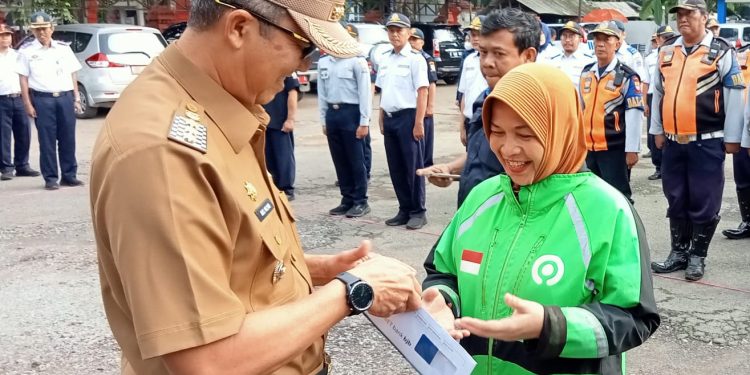 Sebanyak 2.057 Driver Ojek Online dan Angkutan Kota Terima Bansos