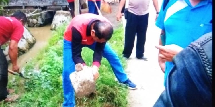 Kuwu Desa Kerta Jaya Laksanakan Kegiatan Kebersihan