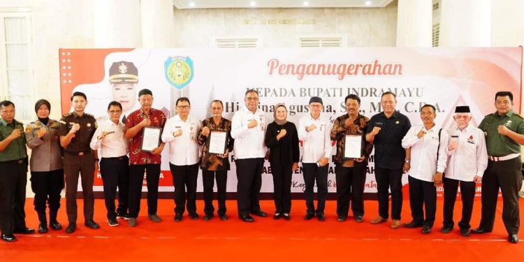 Bupati Indramayu Dianugerahi Tokoh Penggerak Donor Darah