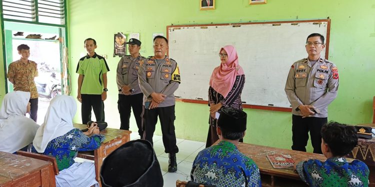 Tekan Kenakalan Remaja Dan Gangguan Kamtibmas, Polsek Susukanlebak Kunjungi MTs Al Mu’awanah Susukanlebak