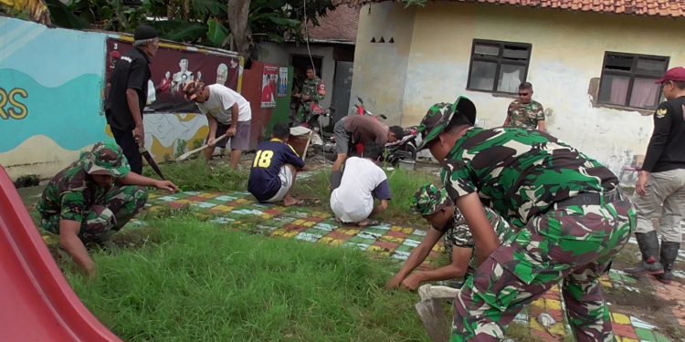 Kodim 0614/Kota Cirebon Gelar Bersih – Bersih Sampah dan Saluran Air