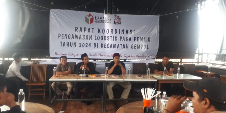 Panwascam Gempol gelar Rakor Pengawasan Logistik Pemilu 2024 demi keamanan logistik 