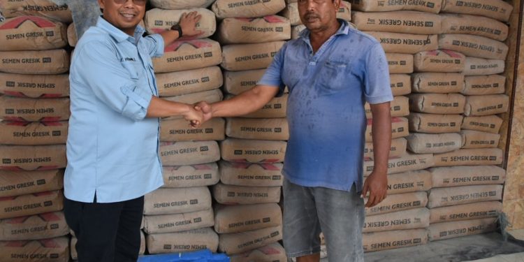 Peduli Korban Puting Beliung di Indramayu, Hero dan Ratnawati Serahkan Bantuan 500 Sak Semen