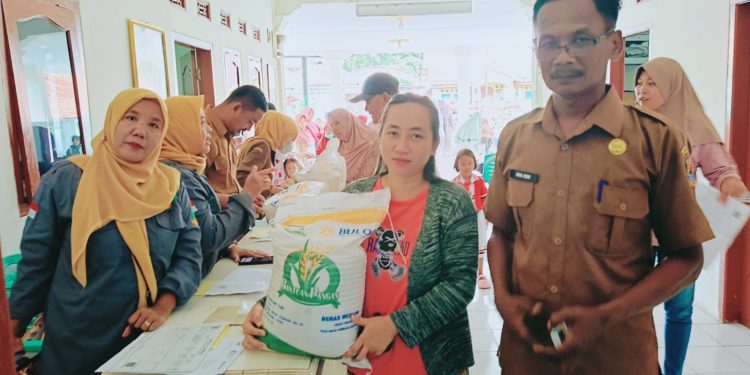 Ribuan Warga di Kecamatan Susukanlebak Terima Bantuan Cadangan Beras Pemerintah