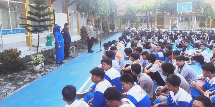 Polsek Lemahabang Melaksanakan Program Police Go To School di SMK Bina Warga Lemahabang