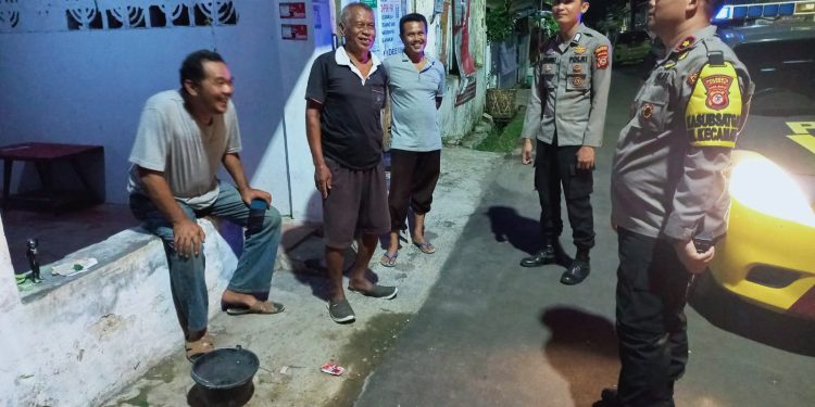 Sambangi Pos Siskamling, Polsek Lemahabang Sosialisasikan Pemilu 2024 Aman Dan Damai