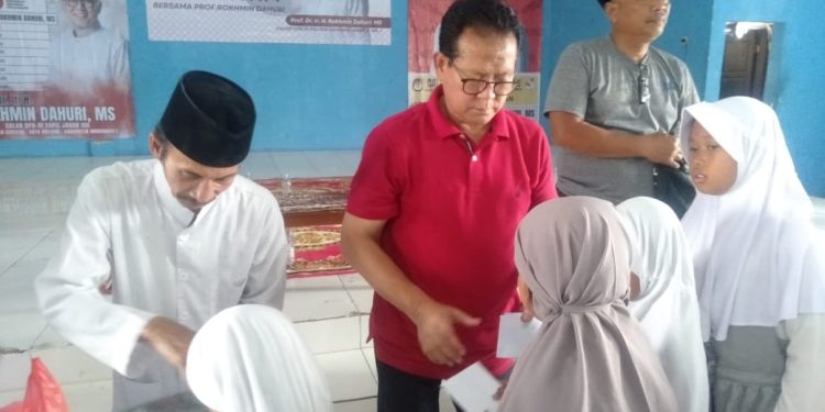 Prof.Dr. Ir. H. Rokhmin Dahuri Beri Motivasi Anak Yatim Piatu.