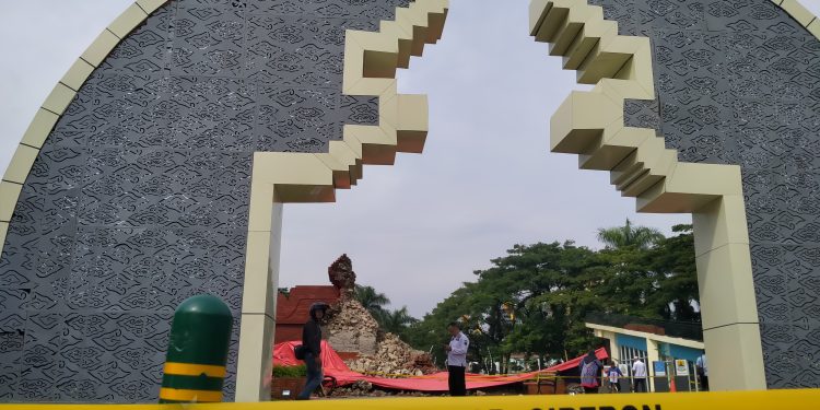 Ambruk Lagi Gapura Gerbang Pataraksa, Aktivis Anti Korupsi Cirebon Minta APH Ungkap Kualitas Hasil Pembangunan