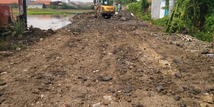 Rofik, Pekerjaan Pemasangan Pipa Sebut Papan Proyek Ada Di Gudang
