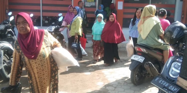 Kantor Pos Diserbu Masyarakat