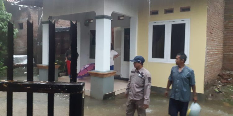 Hujan Deras, Gg Kenari blok Melangse Kota Cirebon Tergenang Air, RT 01 dan RW 09 Turun Langsung ke Lokasi