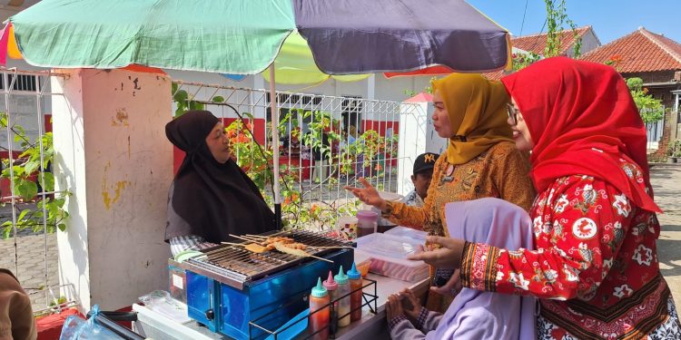 Pasca Dugaan Puluhan Murid Keracunan Usai Makan Kerang Hijau, Guru SDN 3 Karangsong Indramayu Sidak Pedagang