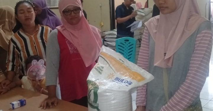 Warga Desa Kedungjaya Antri Terima Bantuan Pangan