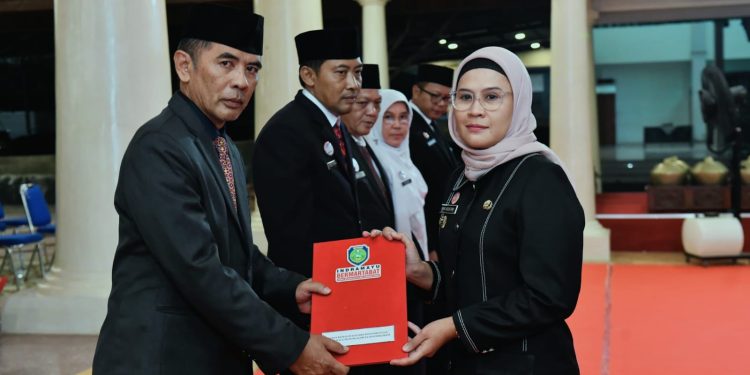 Bupati Indramayu Lantik dan Ambil Sumpah 70 Pejabat