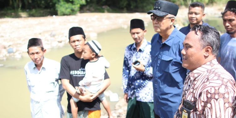 Pj Wali Kota Cirebon Tinjau Lokasi Longsor dan Rumah Ambruk di sekitar Sungai Bantar Benda Argasunya