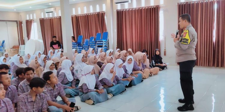 Kunjungi SMAN 1 Karangwareng, Polsek Karangsembung Laksanakan Program Beyond Trust Presisi TW I Tahun 2024