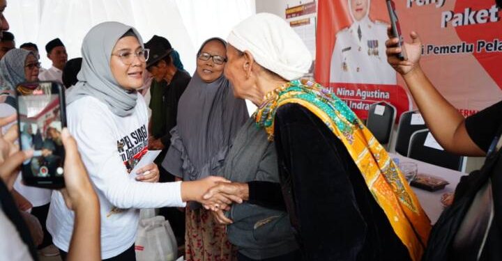 Sejumlah Lansia Mendapat Paket Bantuan Makanan Dari Pemerintah 