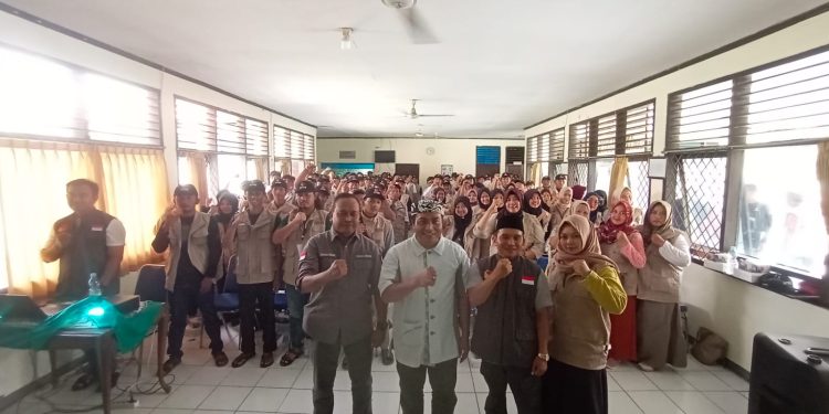 Masa Tenang Pemilu di Ciwaringin: Panwascam Gencarkan Penurunan APK dan Patroli Cegah Pelanggaran
