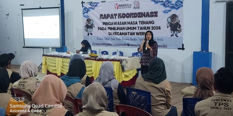 Masa Tenang, Panwascam Weru Tertibkan APK yang Masih Bertebaran.