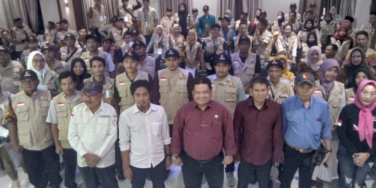 Panwascam Suranenggala Turunkan APK yang Masih Terpasang.