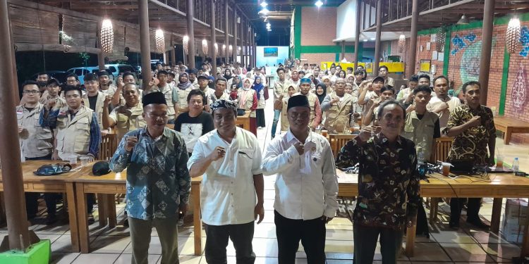 Masa Tenang, Panwascam Jamblang Tertibkan APK Peserta Pemilu