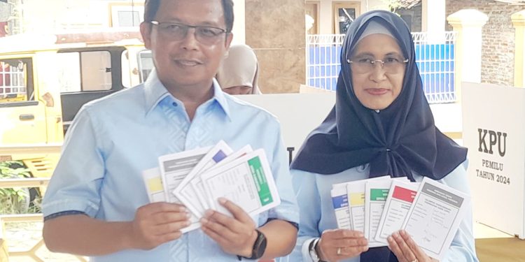 Antusiasme Tinggi Saat Politisi Demokrat dan Istrinya Gunakan Hak Pilih di Indramayu