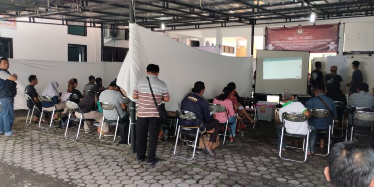 Pengawasan Rekapitulasi Suara di Kecamatan Kejaksan Masih Berlangsung