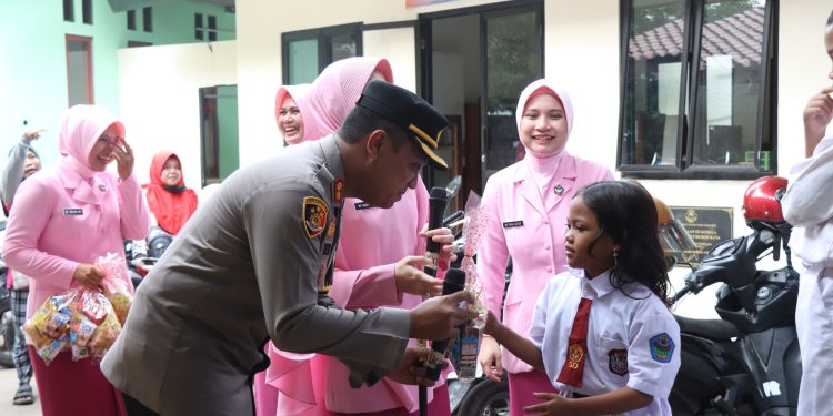 Kapolres Ciko Bersama Ketua Bhayangkari Laksanakan Kunker ke TK dan SD Kemala Bhayangkari 27