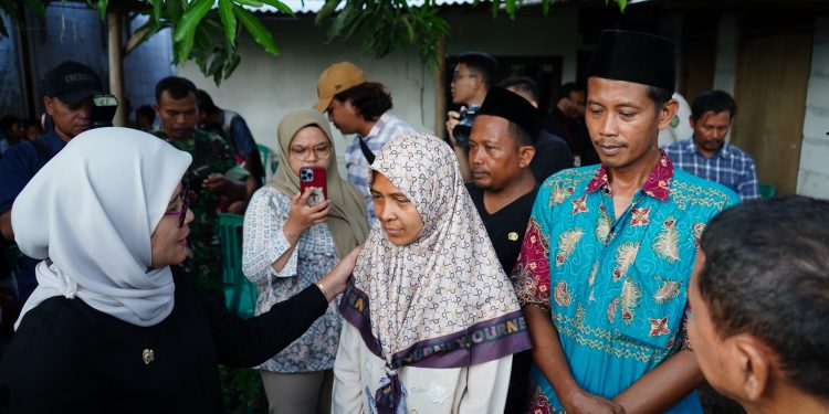 Bupati Nina Takziah ke Rumah Duka Tiga Pelajar Meninggal