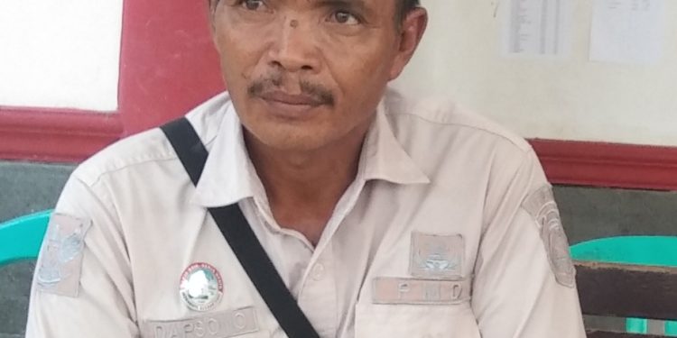 Pj.Kuwu Darsono Bagikan Beras ke Masyarakat