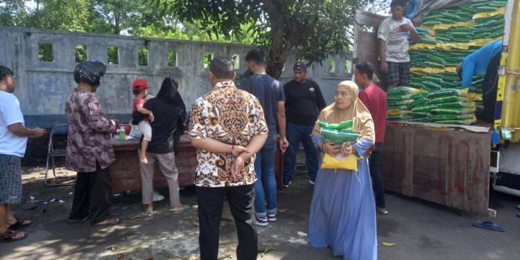 Pemkab Cirebon Berikan Bantuan 20 Ton Beras untuk Desa Rawan Pangan: Mengatasi Kenaikan Harga dengan Gerakan Pangan Murah