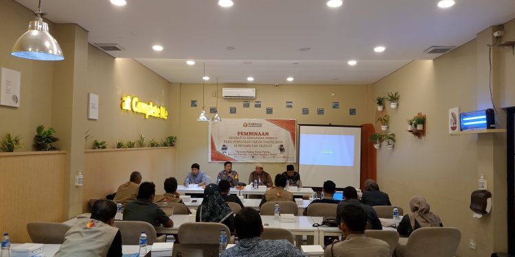 Masa Tenang, Panwascam Ciledug Konsen Bersihkan APK Peserta Pemilu 