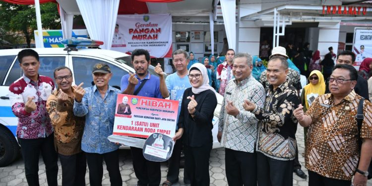 Bupati Nina Agustina Hibahkan Ambulans Untuk Yayasan