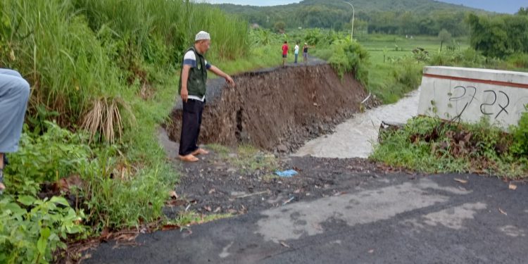 Jalan Penghubung Lojikaum Cirebon – Kalimati Kuningan Amblas