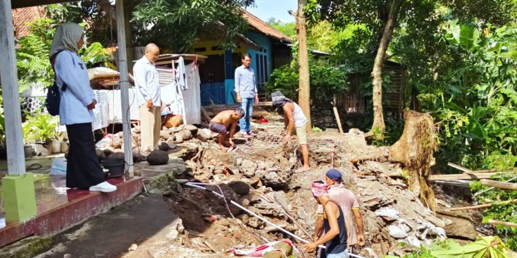 Pemdes Kaligawe Wetan Bersama Warga Perbaiki Jalan Longsor