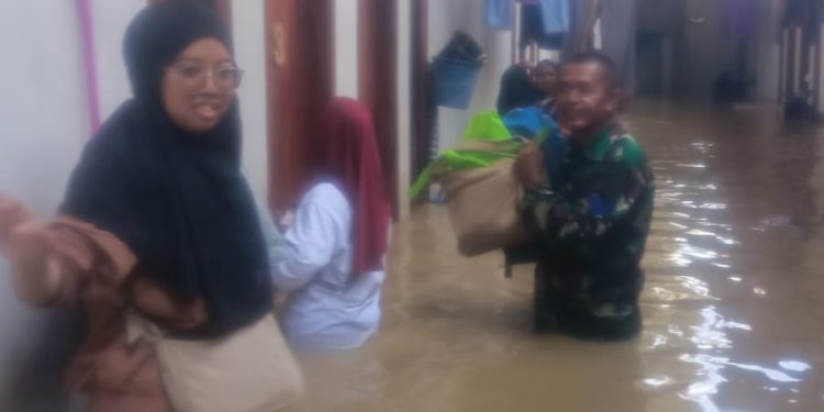 Lanal Cirebon Evakuasi Bantu Para Korban Banjir