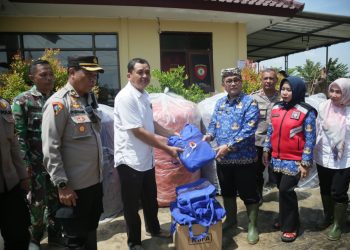 Bupati Cirebon Beraksi di Tengah Bencana: Tinjau Banjir di Pabedilan dan Salurkan Bantuan Langsung
