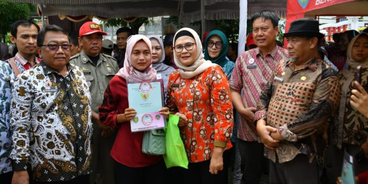 Masyarakat Dari Dua Kecamatan Membludak Untuk Mendapatkan  Sembako Murah