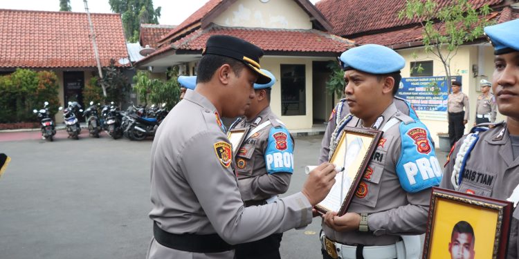 Kapolres Cirebon Kota Pimpin Upacara PTDH 