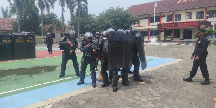 Jajaran Kompi 4 Yon C Pelopor Satbrimob Winong Laksanakan Latihan PPH dan Detasemen 45 Anti Anarkis 