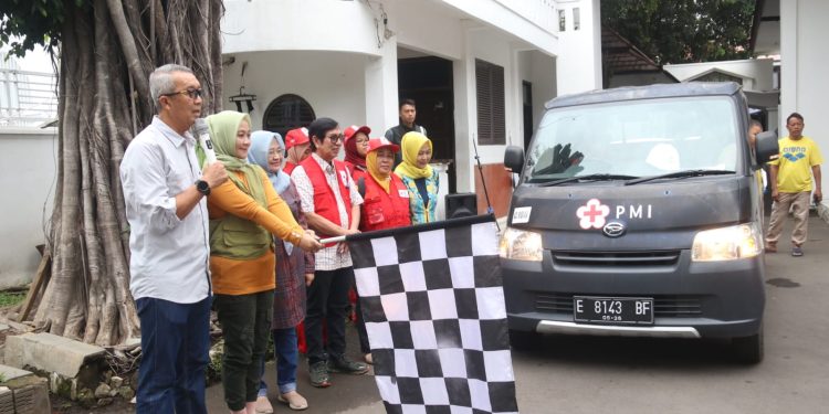Pj Walikota Lepas Puluhan Relawan PMI Kota Cirebon dan Bantuan Logistik untuk Korban Terdampak Banjir di Cirebon Timur