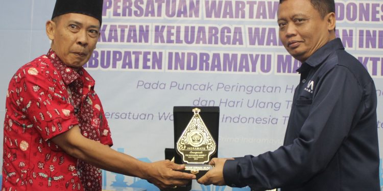 Puncak HPN 2024, PWI Indramayu Anugerahi Kepala SMPN 2 Sindang Pemimpin Inovatif     