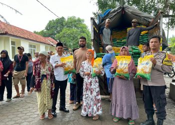 Warga Grudug Program Beras Murah Di Desa Sende, Kuwu Suma,SM Ucapkan Terimakasih Kepada Disperindag dan Bulog