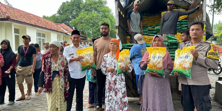 Warga Grudug Program Beras Murah Di Desa Sende, Kuwu Suma,SM Ucapkan Terimakasih Kepada Disperindag dan Bulog 