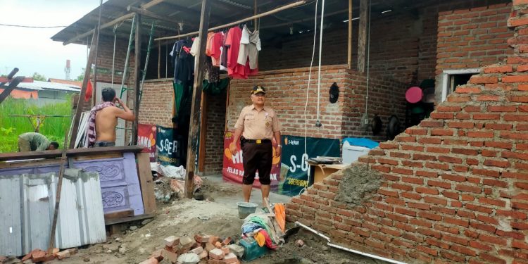 Diterpa Hujan, Rumah Semi Permanen Milik Penarik Becak di Blok Kandang Sapi Indramayu Ambruk