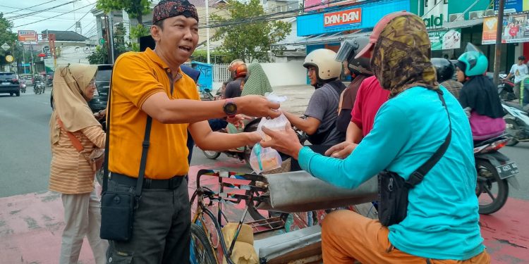 Jelang Berbuka Puasa, Alumni SMP Negeri 4 Kota Cirebon Bagikan Takjil
