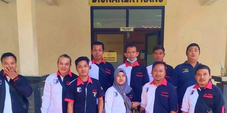 Foto; Anggota FSPS DPC Kabupaten Cirebon saat di kantor pelayanan satu atap Disnakertrans Kabupaten Cirebon.dok Sur