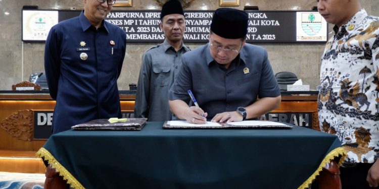 Pj Wali Kota Paparkan Capaian dan Penghargaan dalam Rapat Paripurna DPRD Penyampaian LKPJ Wali Kota Cirebon Tahun 2023