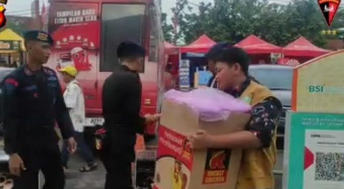 Kompi 4 Yon C Pelopor Brimob Winong Berikan Ratusan Paket Takjil di Masjid At – Taqwa 
